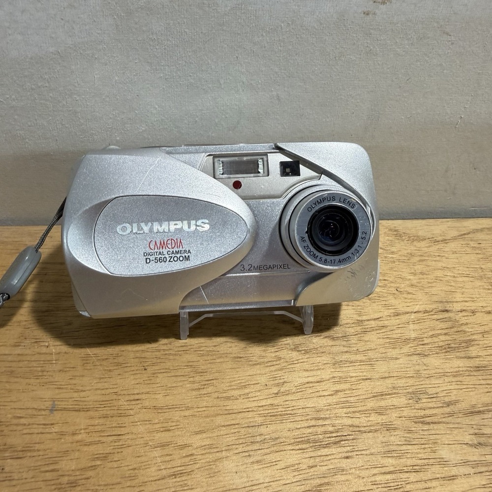 Olympus Camedia D-560 Zoom 3.2 MP Digital Camera Silver D560ZOOM Y2K Tested